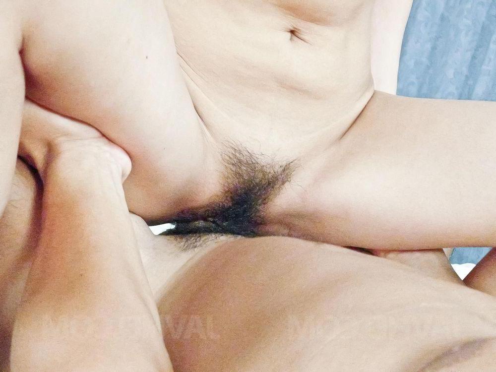 12P Die Japanerin Rei Serizawa leckt nach einem Fick Sperma aus ihrem Biber