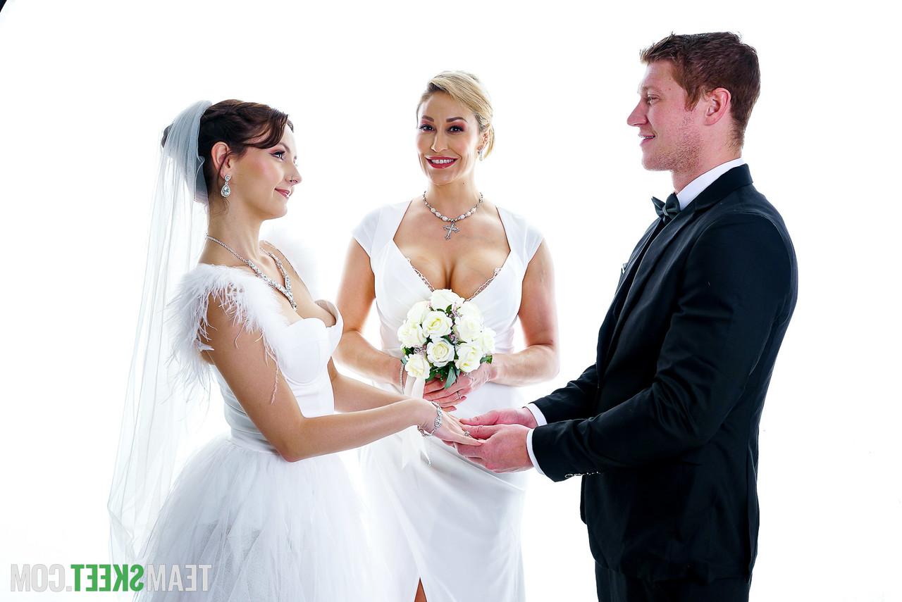 20P A noiva Serena Hill se envolve em um 3some com o marido e a sogra