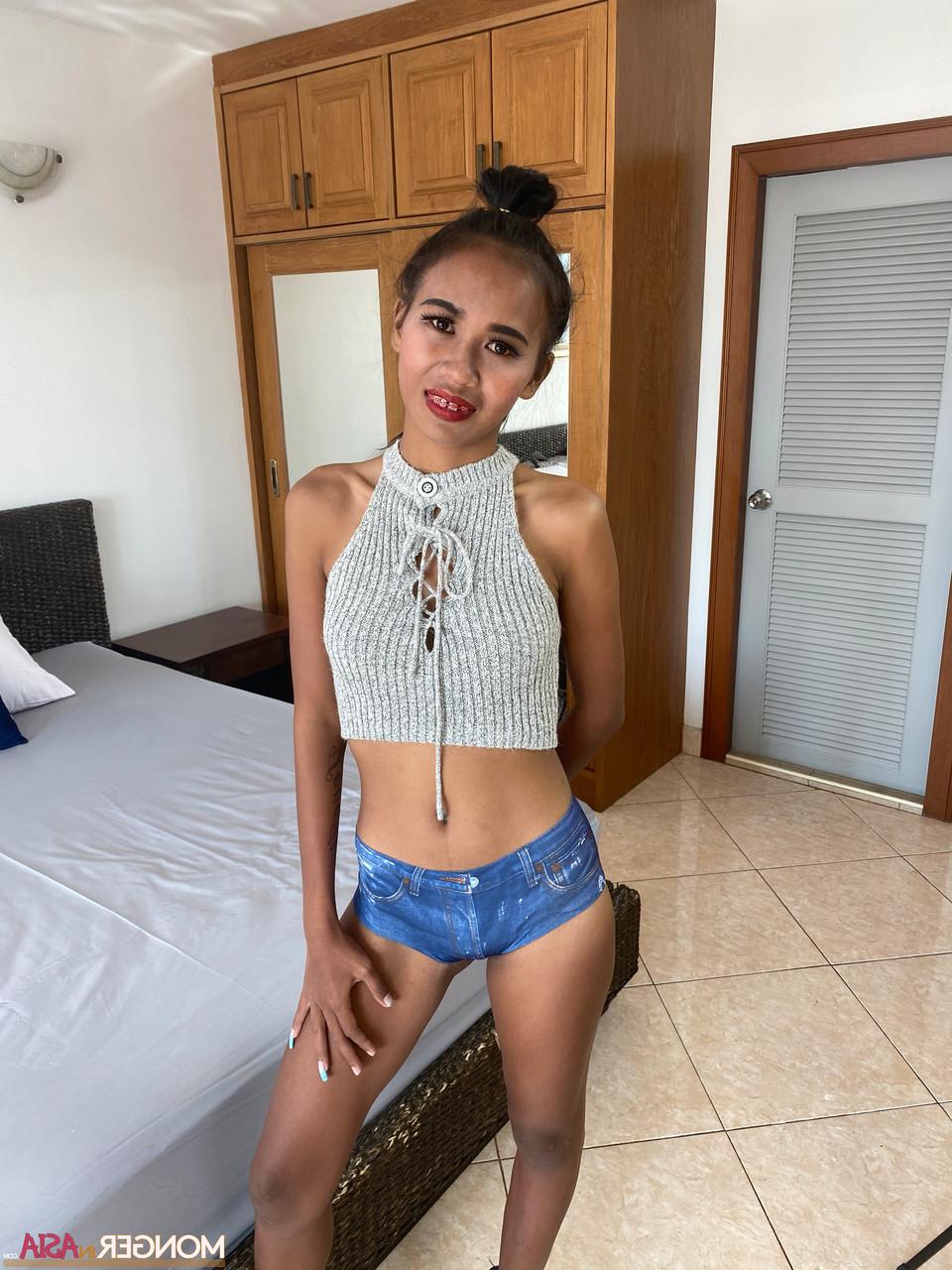14P Linda adolescente Lucky mostra seus seios naturais e sua buceta raspada