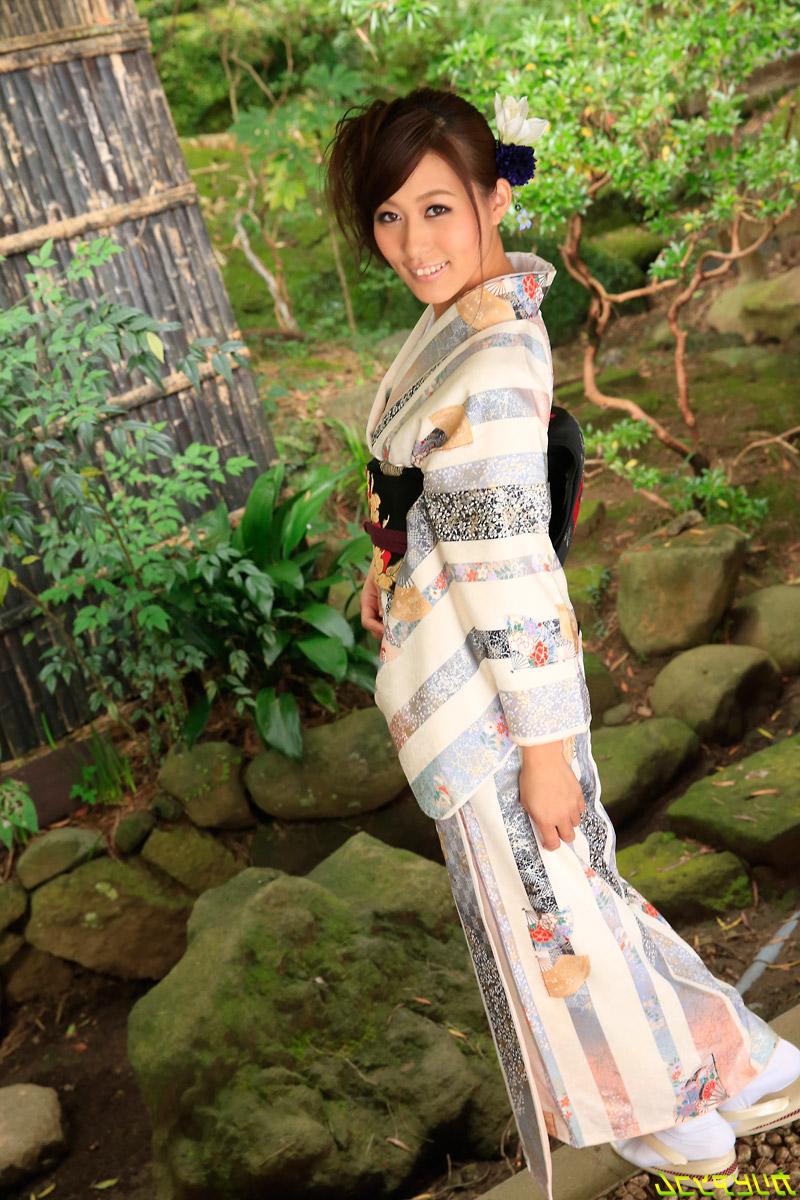 20P Petite Asian goddess Aoi Mizuno enjoying a fantastic outdoor threesome