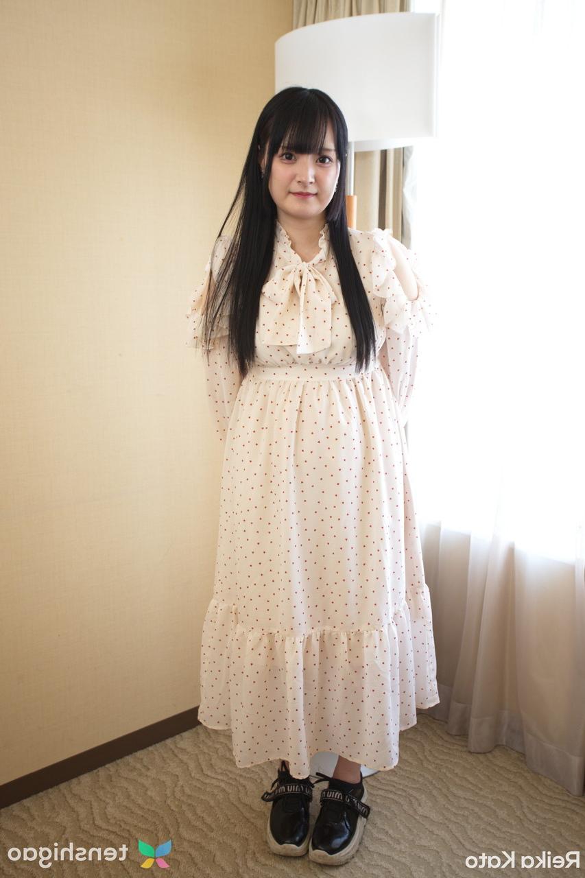 15P La joven japonesa reika kato muestra su conjunto de sujetador y bragas transparentes