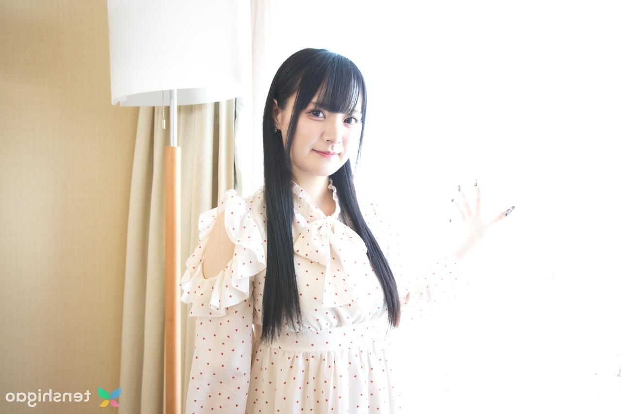 15P La joven japonesa reika kato muestra su conjunto de sujetador y bragas transparentes