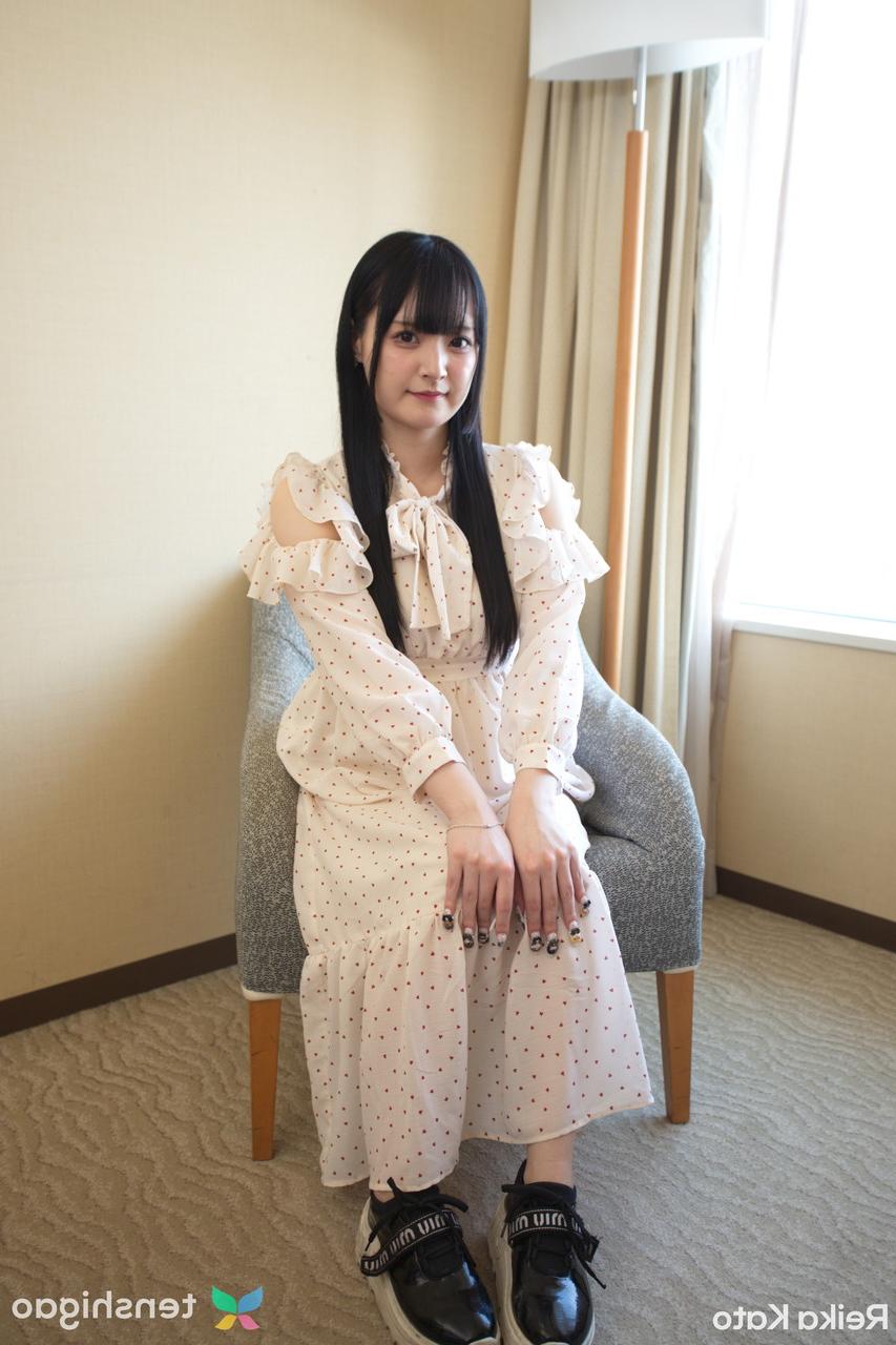 15P La joven japonesa reika kato muestra su conjunto de sujetador y bragas transparentes