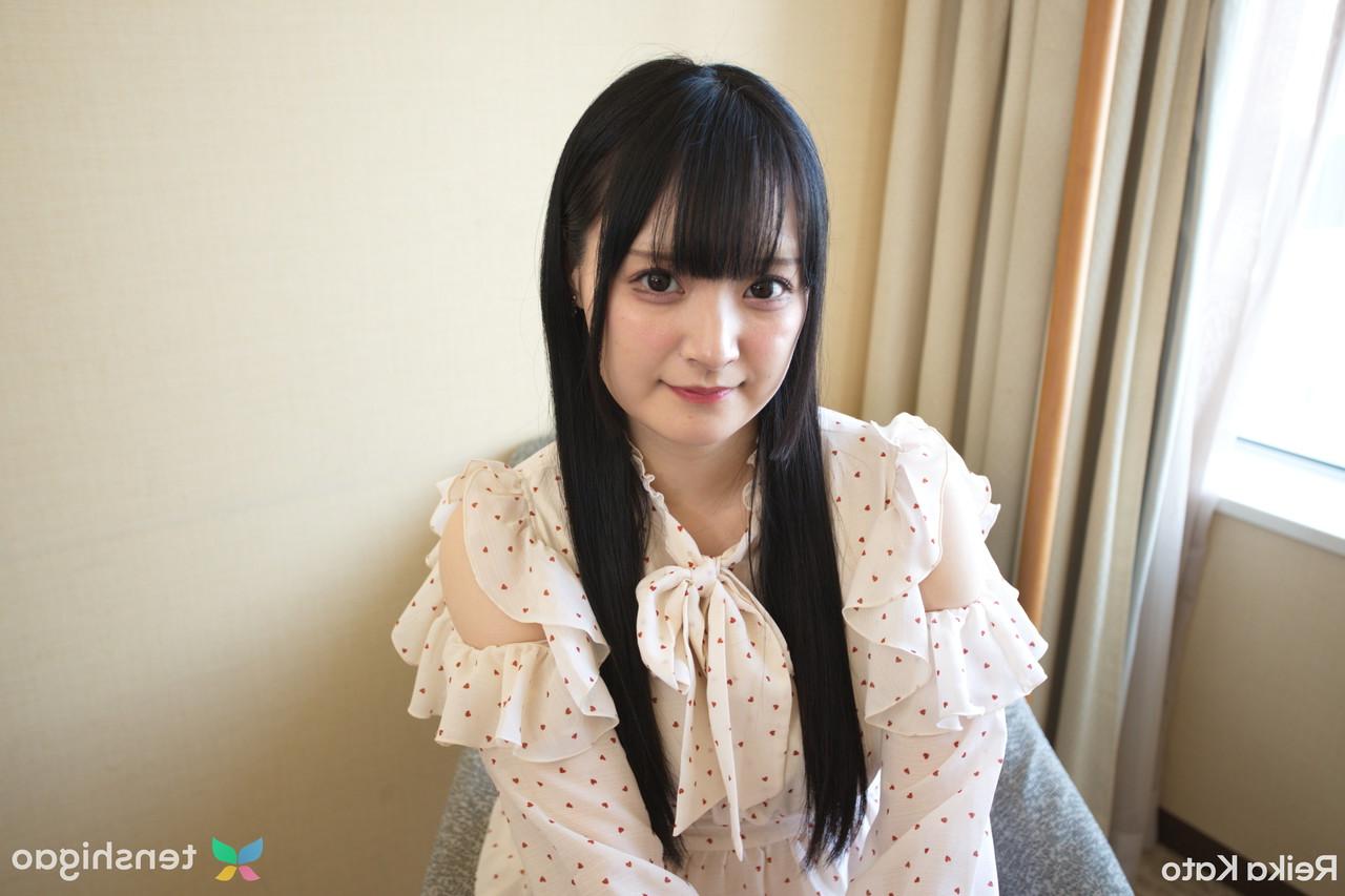 15P La joven japonesa reika kato muestra su conjunto de sujetador y bragas transparentes