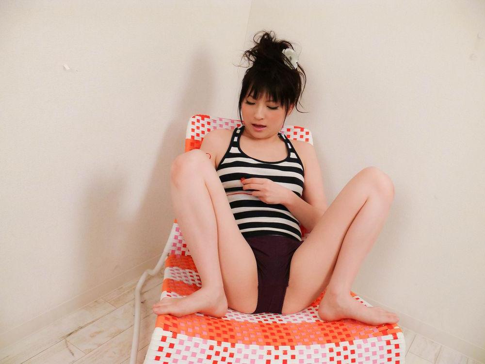 16P La japonaise Rika Sonohara se fait manger le manchon et baiser les doigts.