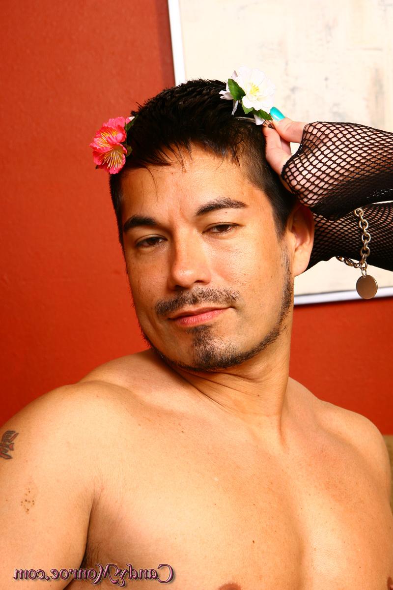 20P La pervertida esposa Candy Monroe cabalga y mama una gran polla negra delante de su cornudo