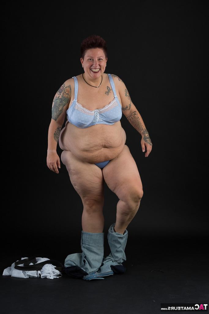 20P Tatuadora amadora gorda segura os seios depois de tirar a roupa
