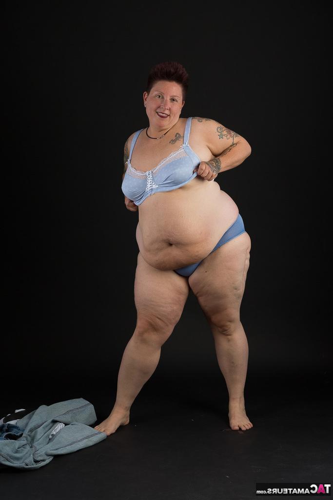 20P Tatuadora amadora gorda segura os seios depois de tirar a roupa