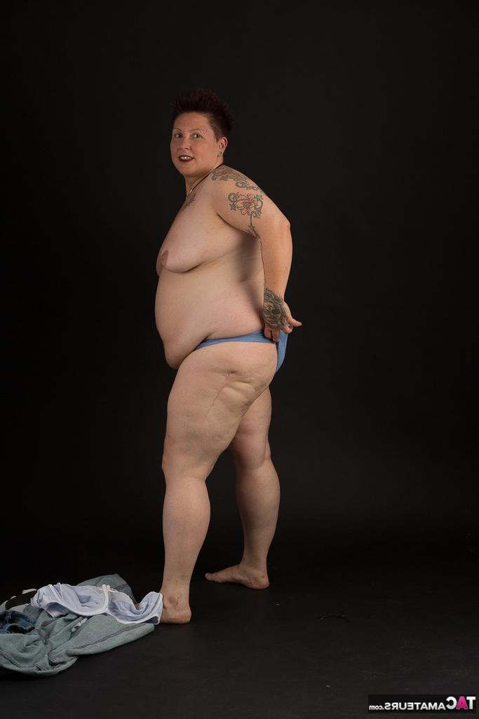 20P Tatuadora amadora gorda segura os seios depois de tirar a roupa
