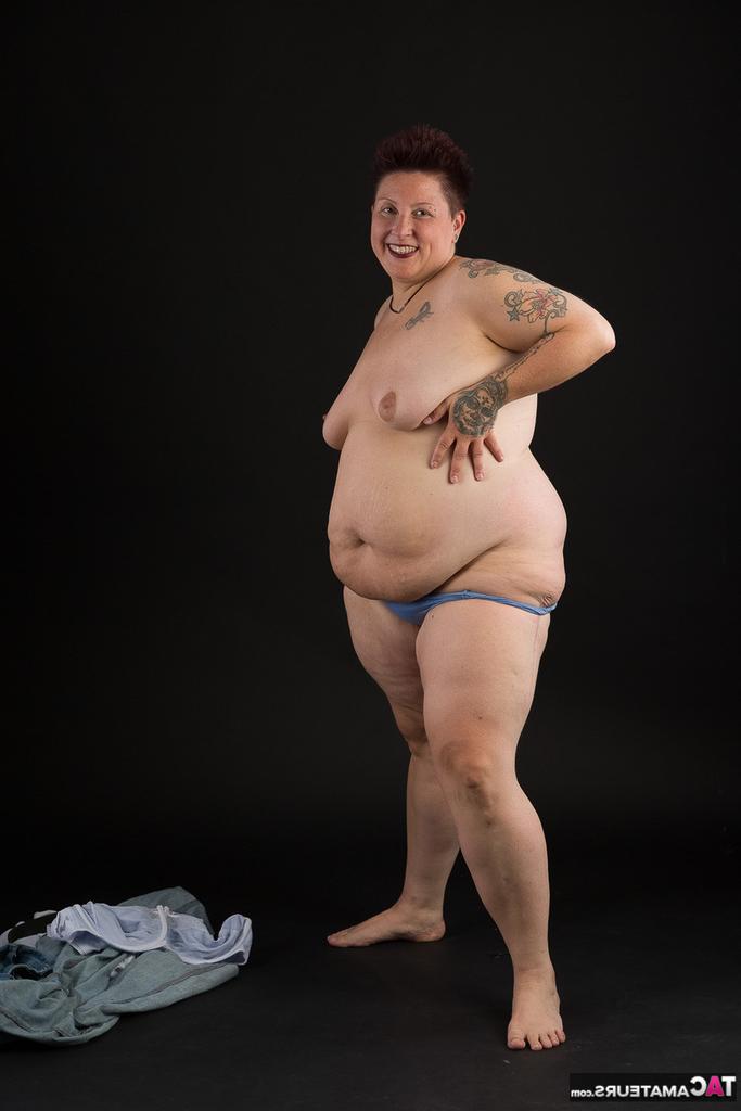 20P Tatuadora amadora gorda segura os seios depois de tirar a roupa