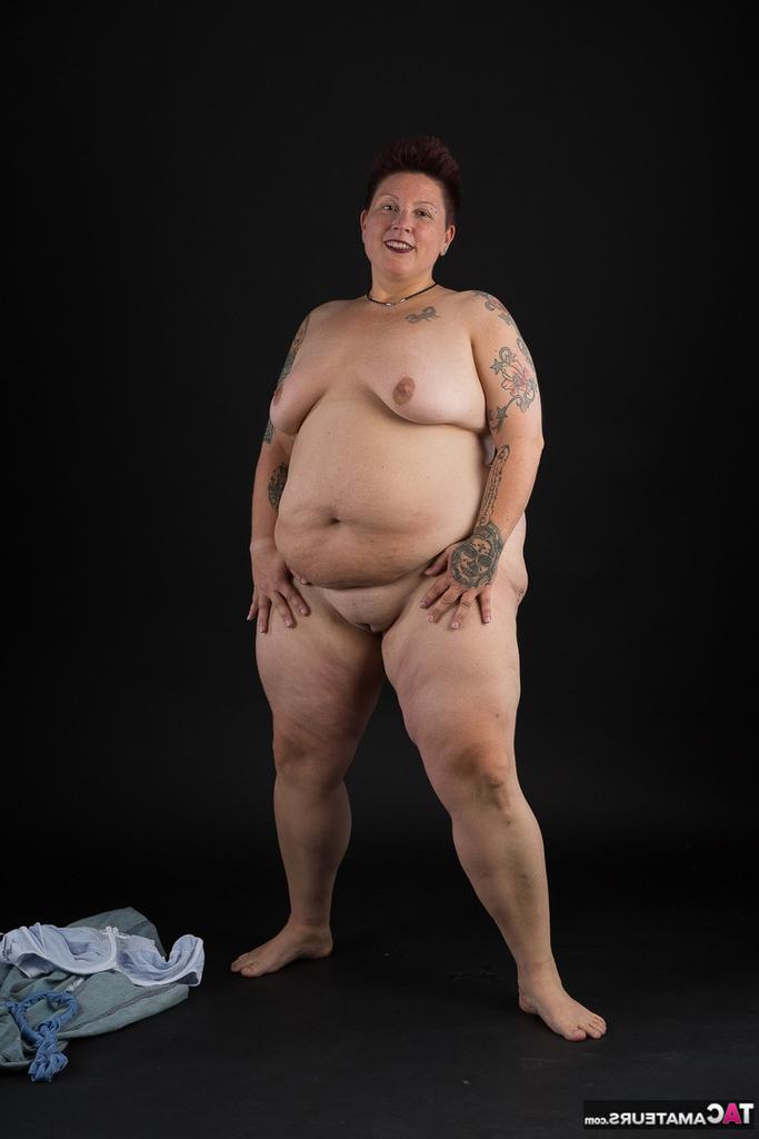 20P Tatuadora amadora gorda segura os seios depois de tirar a roupa