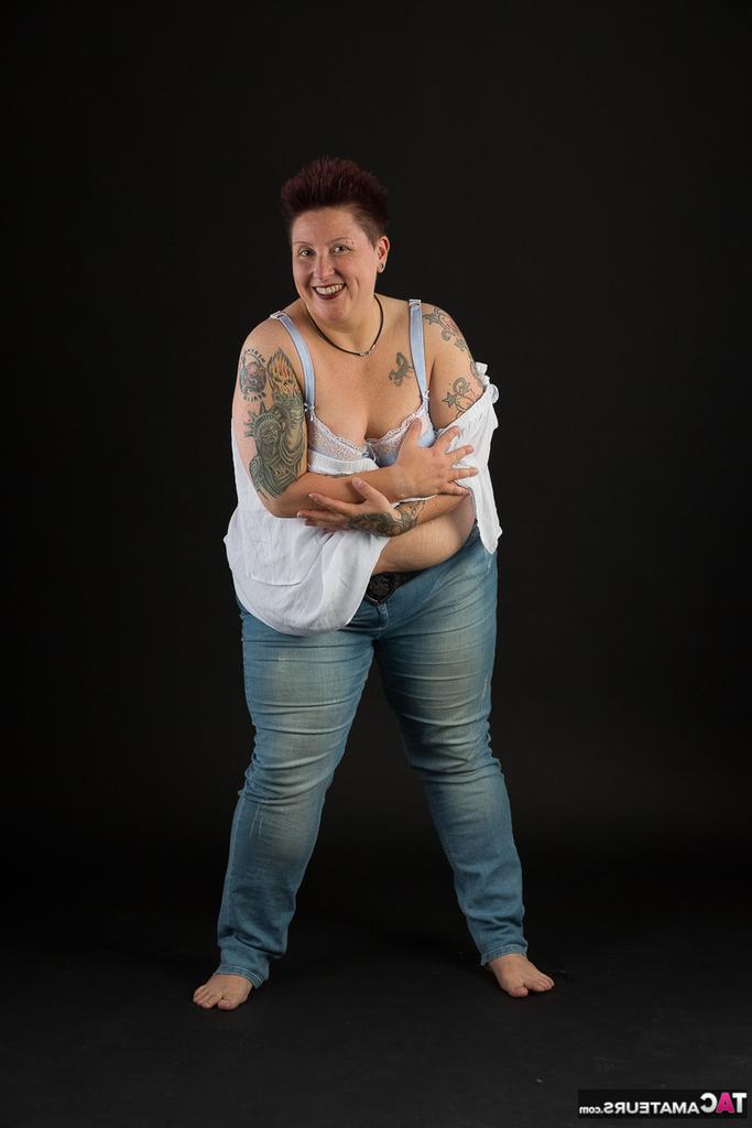 20P Tatuadora amadora gorda segura os seios depois de tirar a roupa