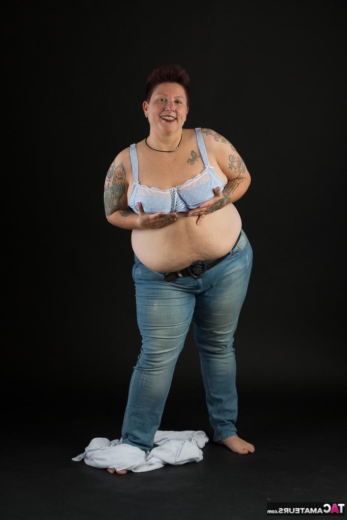 20P Tatuadora amadora gorda segura os seios depois de tirar a roupa