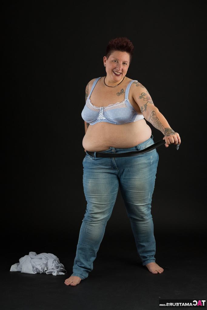 20P Tatuadora amadora gorda segura os seios depois de tirar a roupa