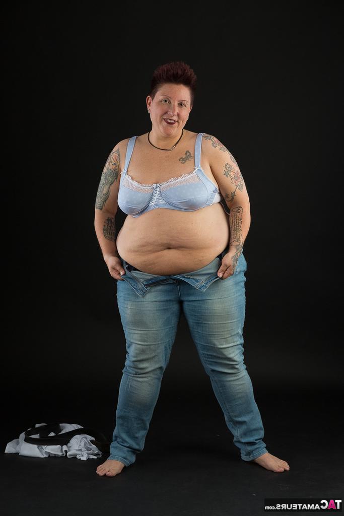20P Tatuadora amadora gorda segura os seios depois de tirar a roupa