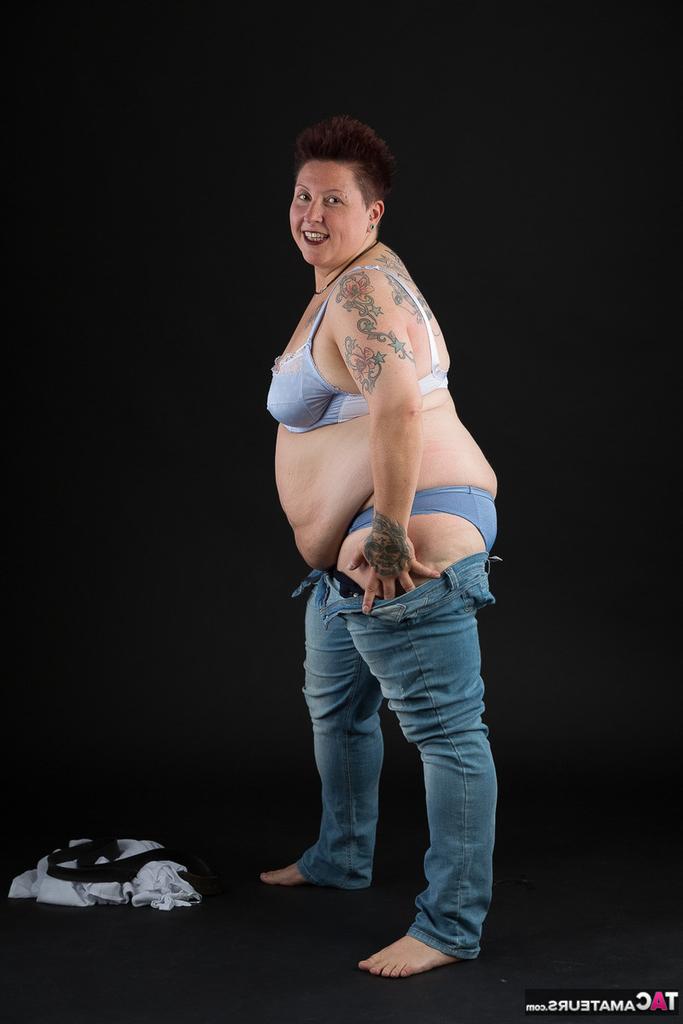 20P Tatuadora amadora gorda segura os seios depois de tirar a roupa