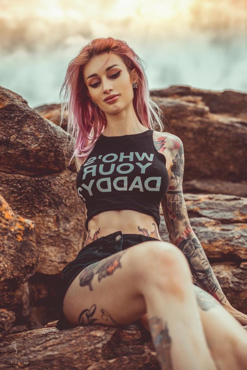 16P Inked OnlyFans amador Flame Jade posa dentro e fora de casa com roupas sedutoras