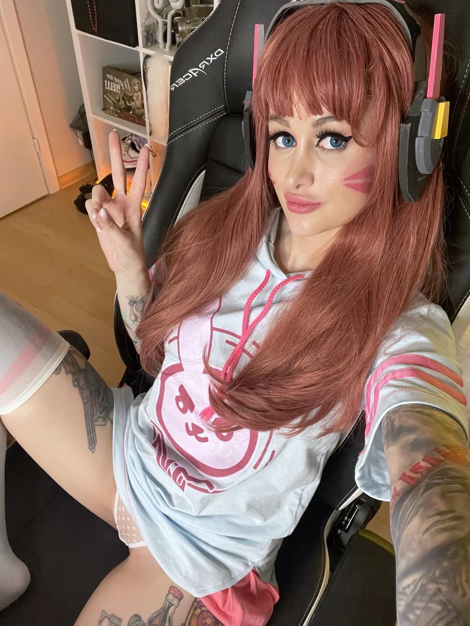 16P Inked OnlyFans amador Flame Jade posa dentro e fora de casa com roupas sedutoras