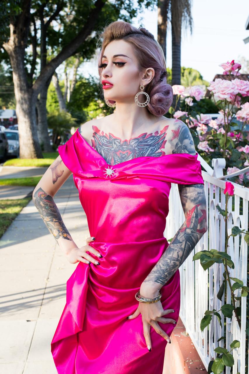 16P Inked OnlyFans amador Flame Jade posa dentro e fora de casa com roupas sedutoras