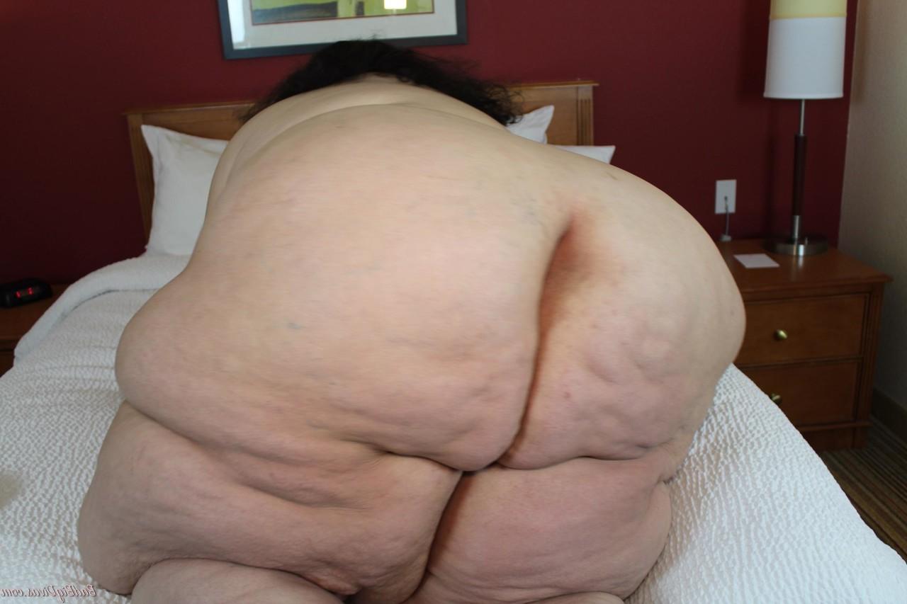 12P SSBBW Queen Nora libera sua enorme bunda e barriga em um biquíni
