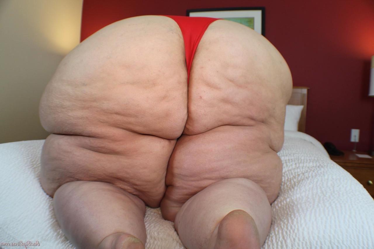 12P SSBBW Queen Nora libera sua enorme bunda e barriga em um biquíni
