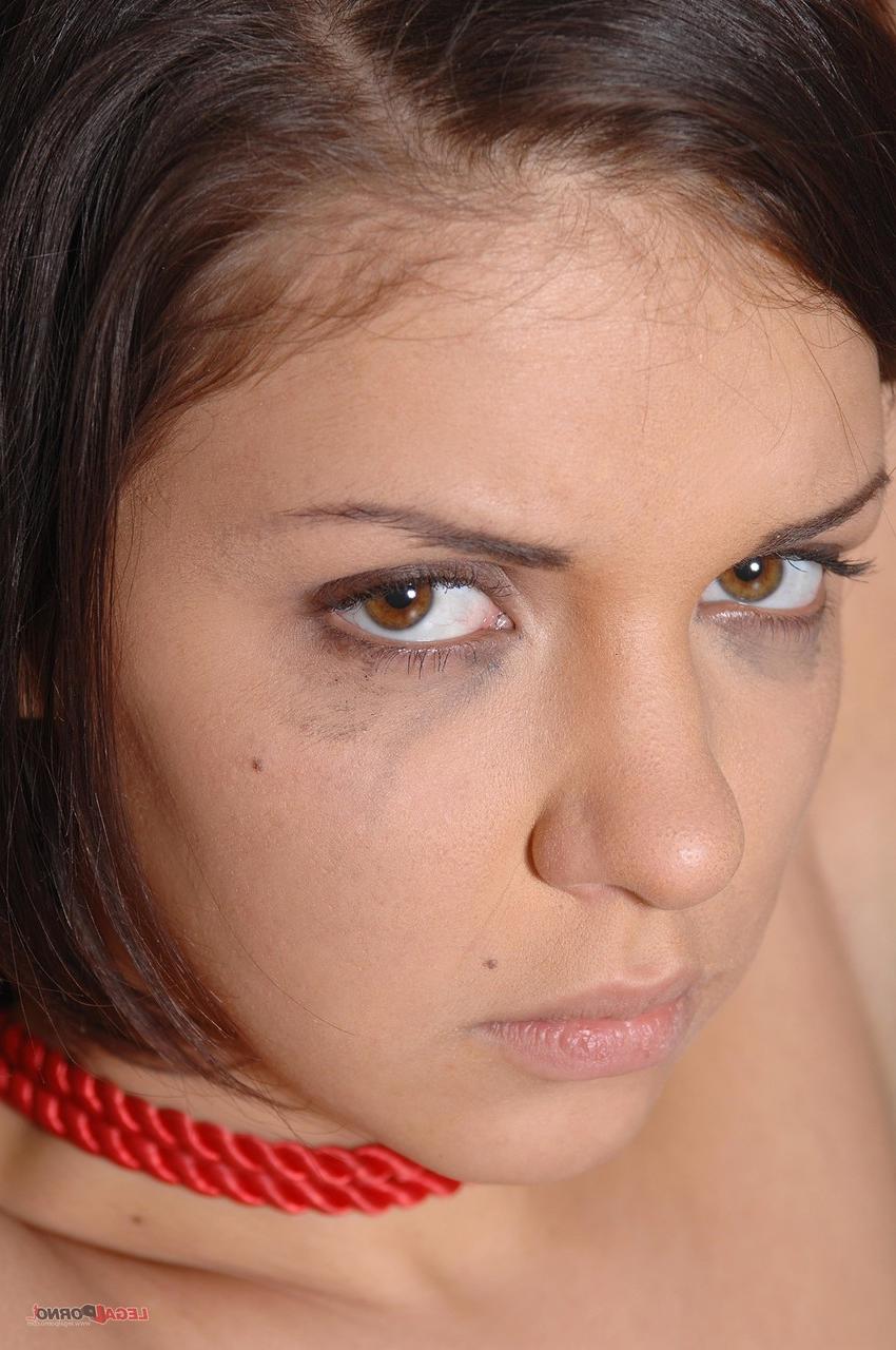 20P Adolescente amarrado com bunda grande e peitos Henessy é chicoteado e fodido doggystyle