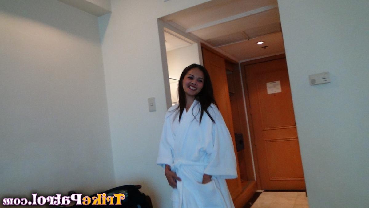 12P La masajista filipina Yuki saluda después de tener relaciones sexuales en una cama en modo POV