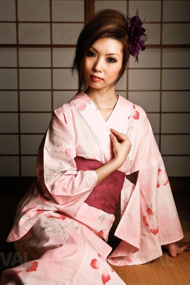 16P Das japanische Mädchen Rinka Kanzaki verliert beim MMF-Sex ihren Kimono