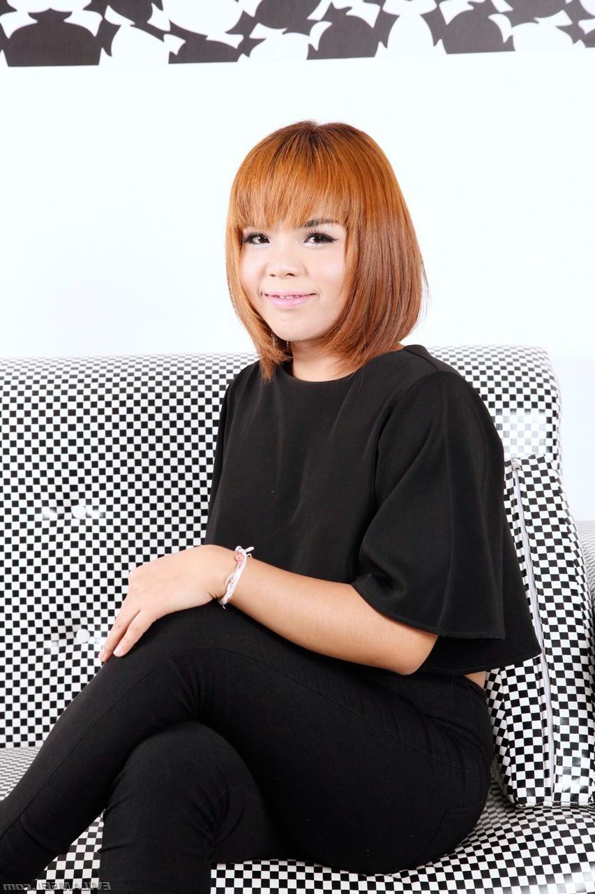 17P Petite transsexuelle asiatique aux cheveux roux montre sa grosse bite et ses petits seins
