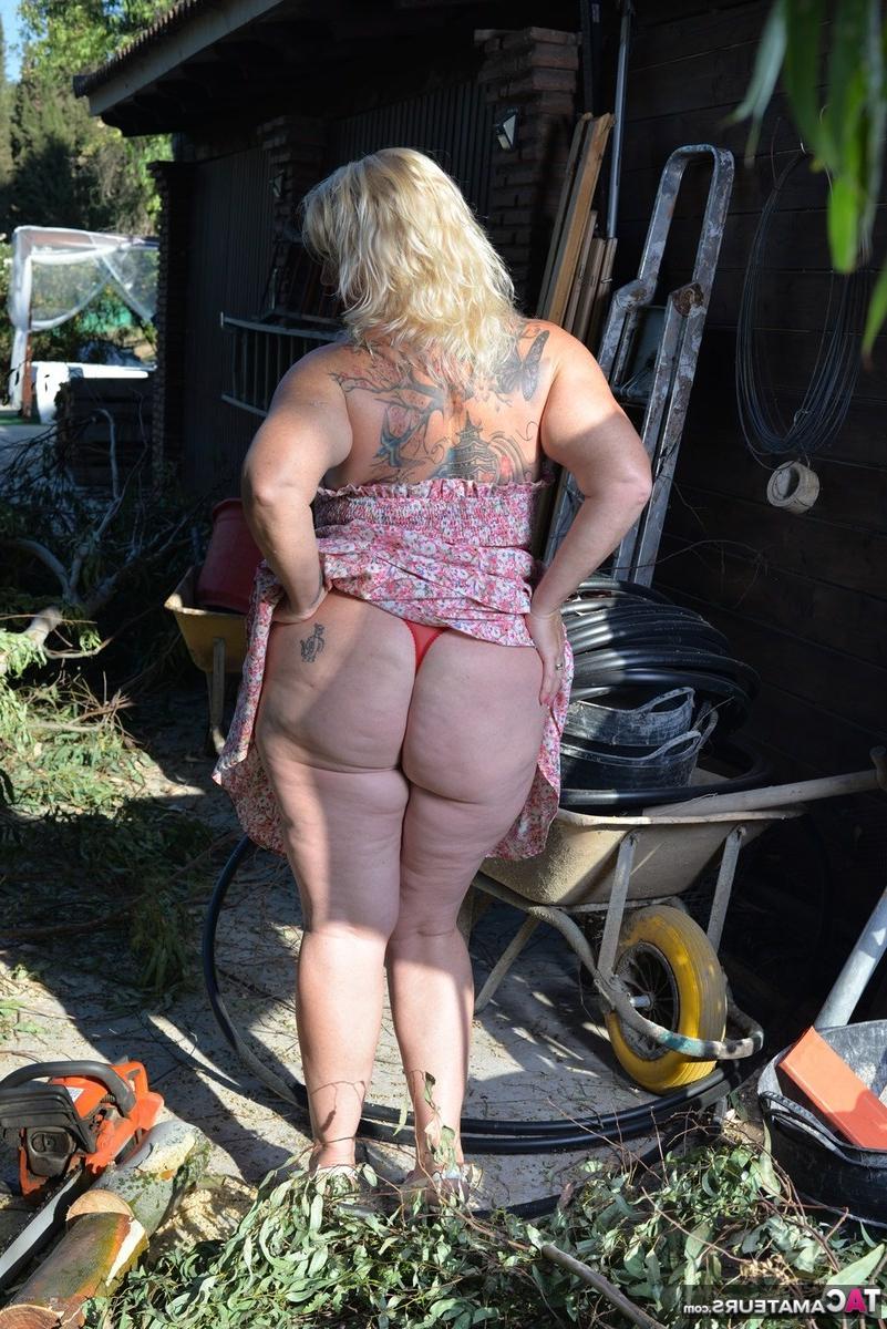 16P Melody loira madura e gorda empunha uma serra elétrica antes de mostrar seus peitos grandes