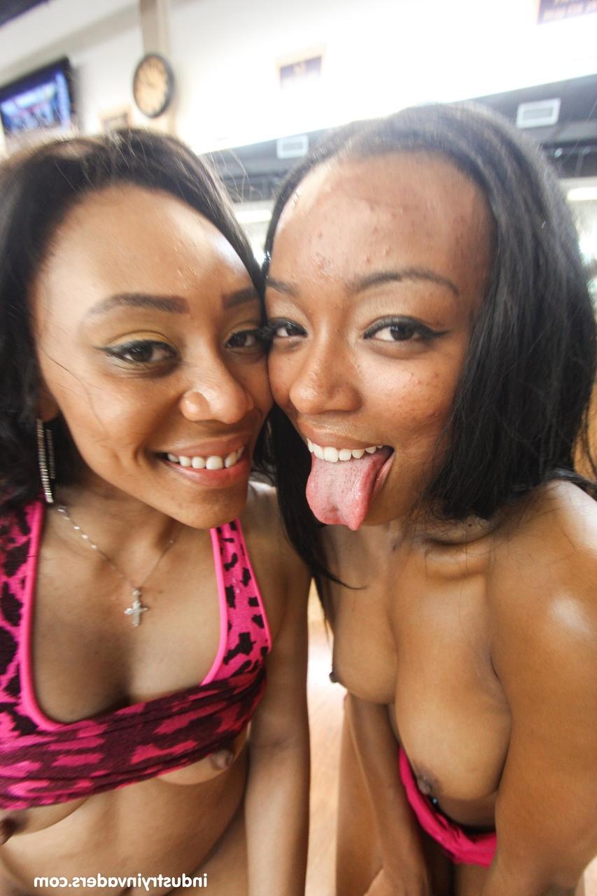 20P Vadias negras Tila Flame e Jayla Foxx transando com paus monstruosos em um quarteto