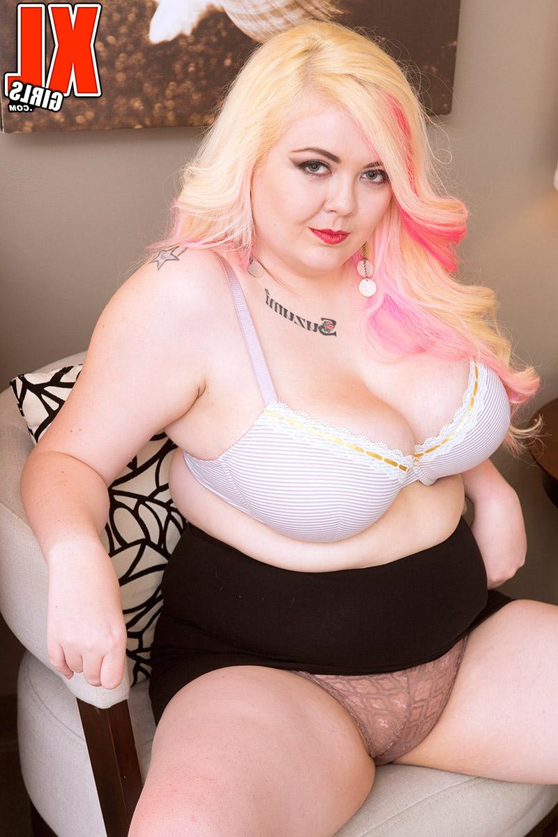 16P La grosse blonde Suzumi Wilder libère ses énormes seins sur un tapis.