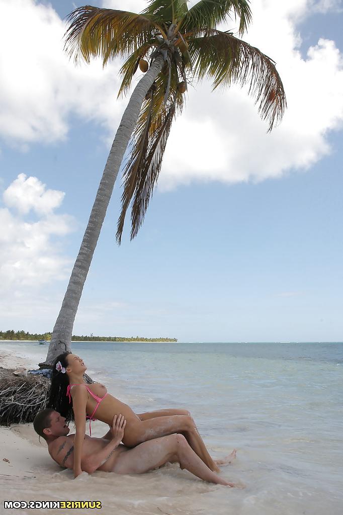 16P Der umwerfende Pornostar Regina Moon hat es am sandigen Ufer hart gevögelt