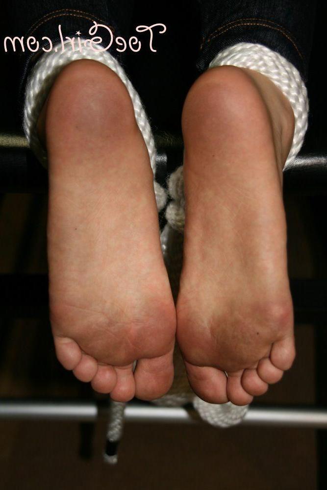 16P Une femme caucasienne affiche la plante de ses pieds sales