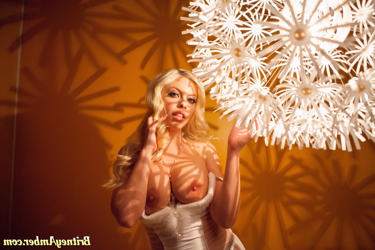 20P La hermosa estrella porno Britney Amber se quita la lencería y hace alarde de sus grandes tetas