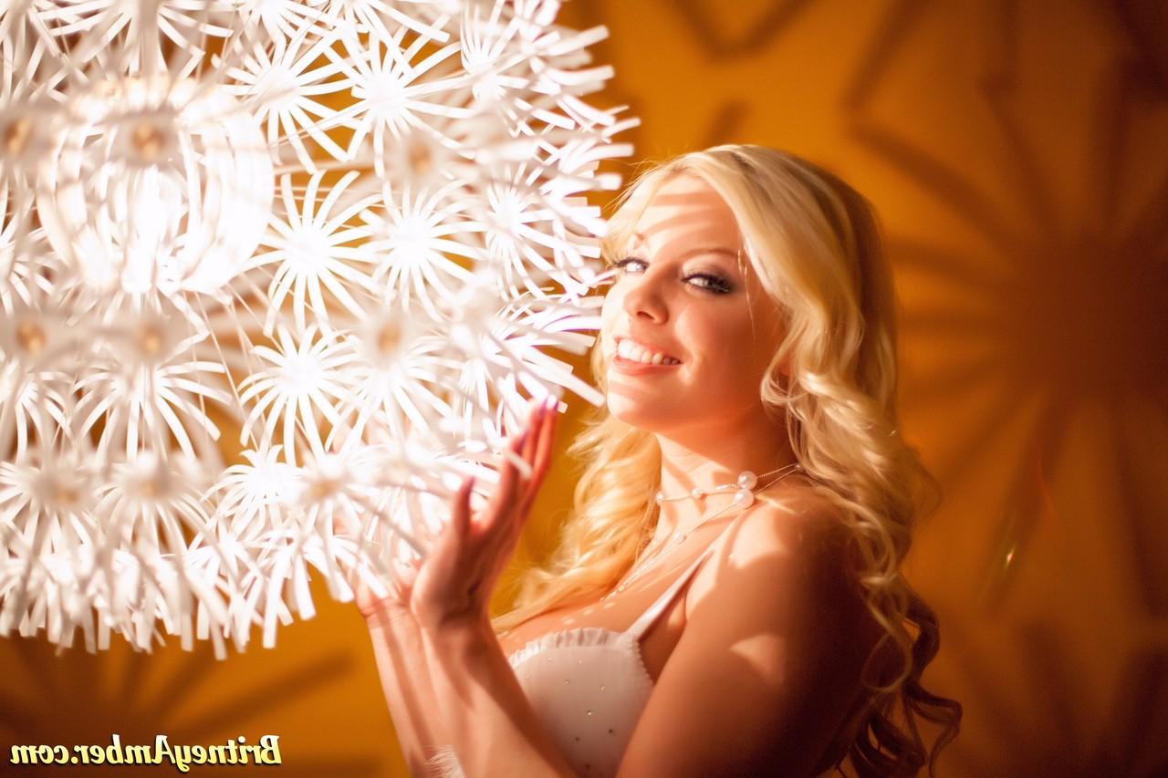 20P La hermosa estrella porno Britney Amber se quita la lencería y hace alarde de sus grandes tetas