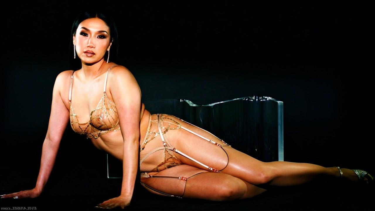 20P Curvy babe Vicki Chase gets a double anal penetration in a wild IR gangbang