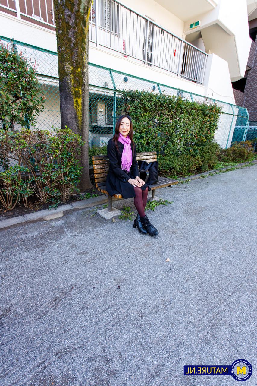 20P 美しい日本の熟女、若林美保が公共の場でかわいい衣装でポーズをとる