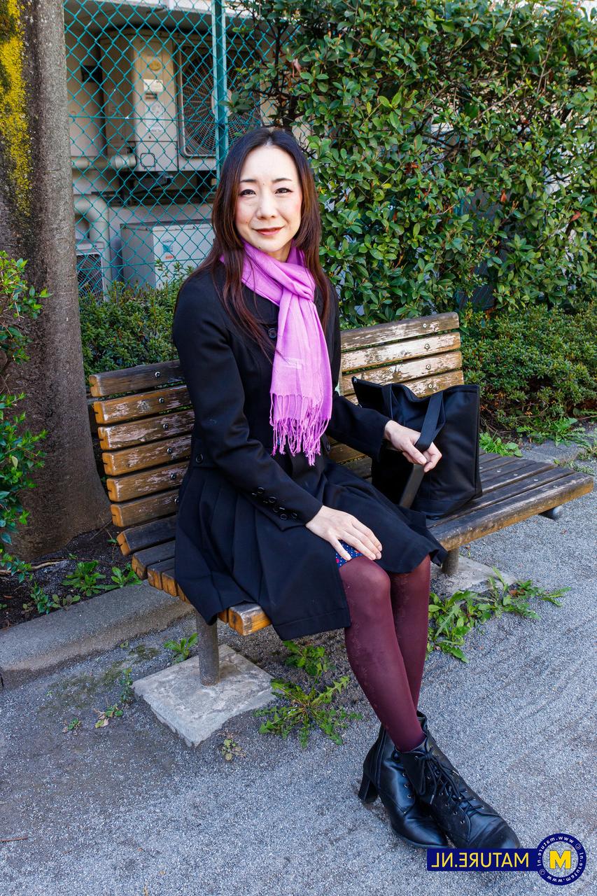 20P 美しい日本の熟女、若林美保が公共の場でかわいい衣装でポーズをとる