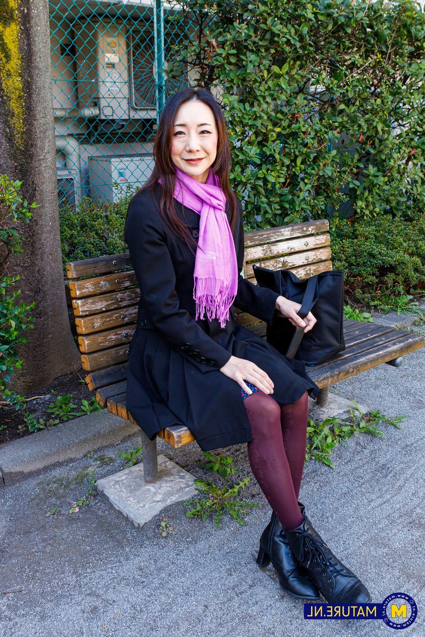 20P 美しい日本の熟女、若林美保が公共の場でかわいい衣装でポーズをとる