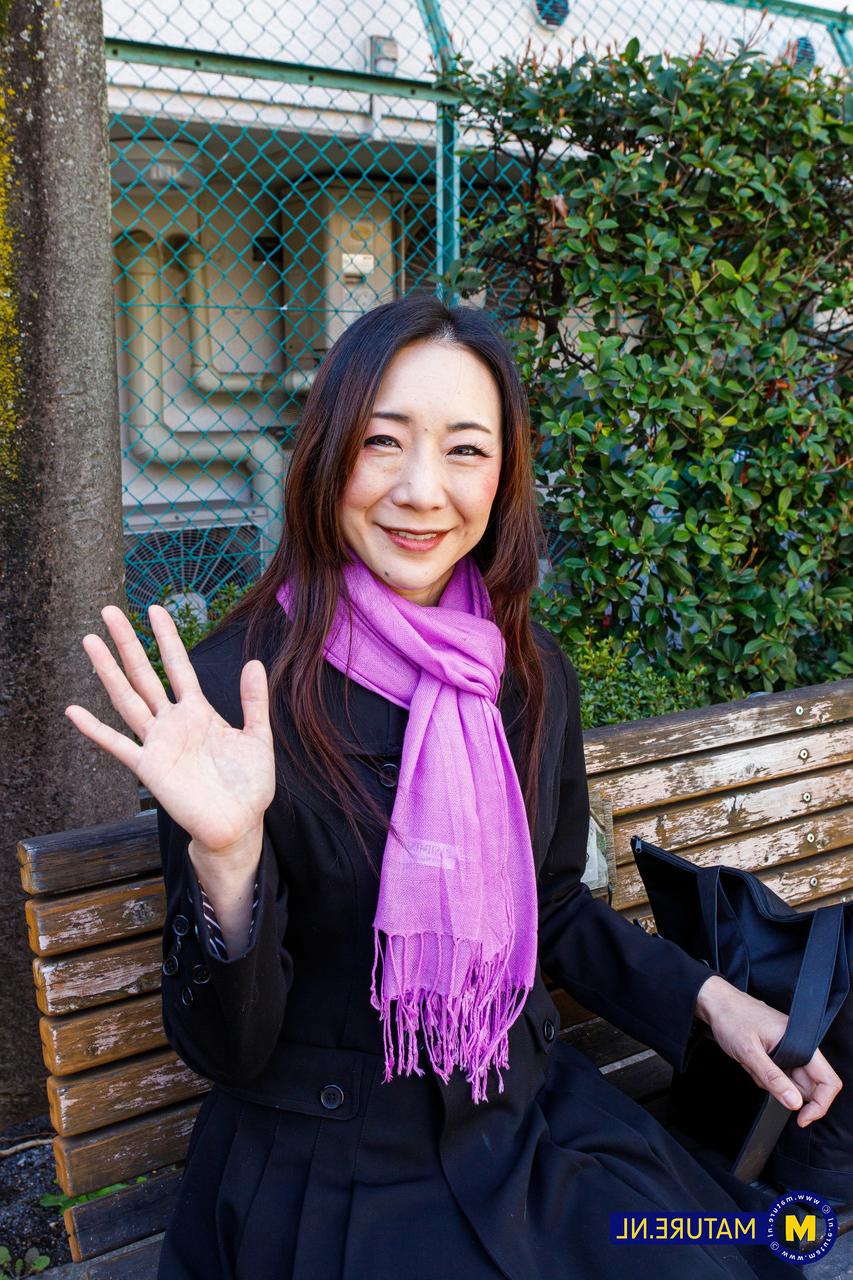 20P 美しい日本の熟女、若林美保が公共の場でかわいい衣装でポーズをとる