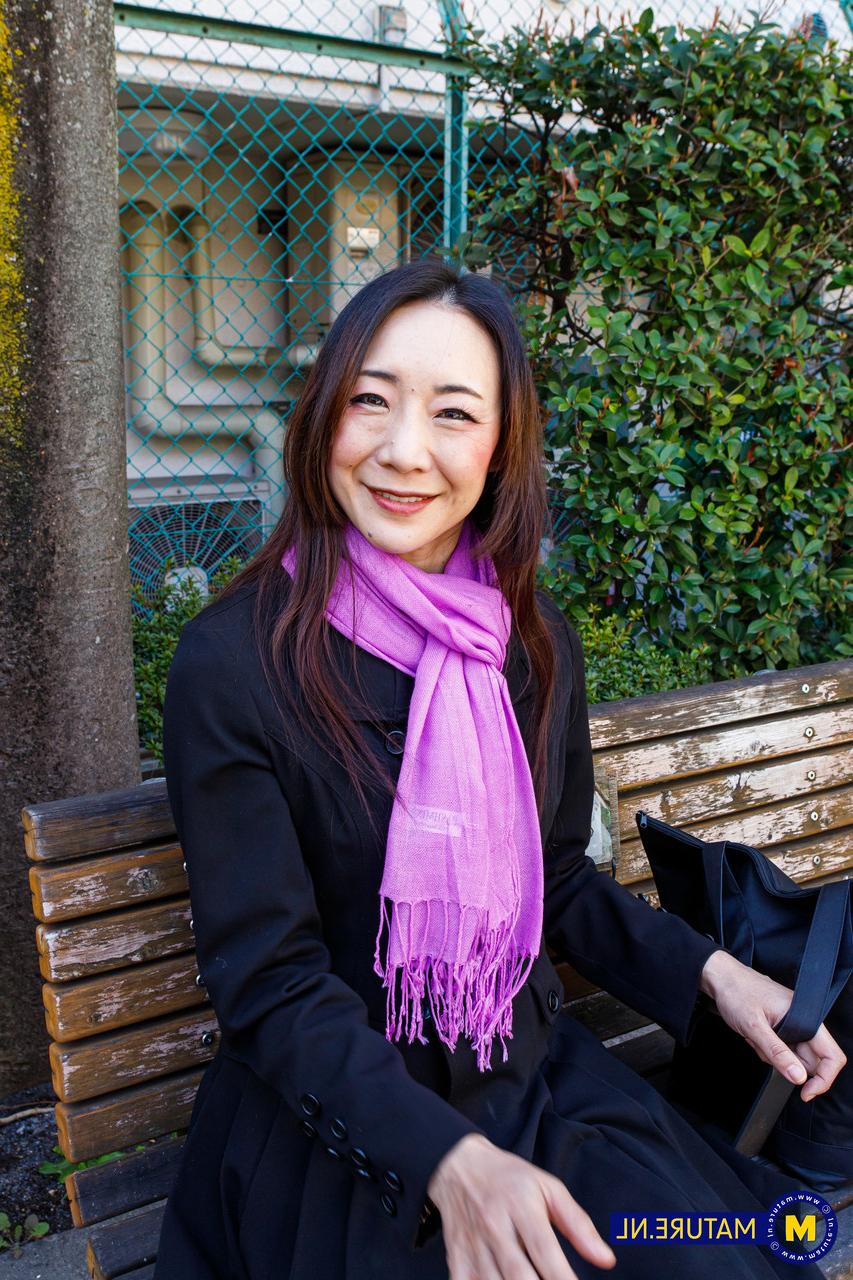 20P 美しい日本の熟女、若林美保が公共の場でかわいい衣装でポーズをとる