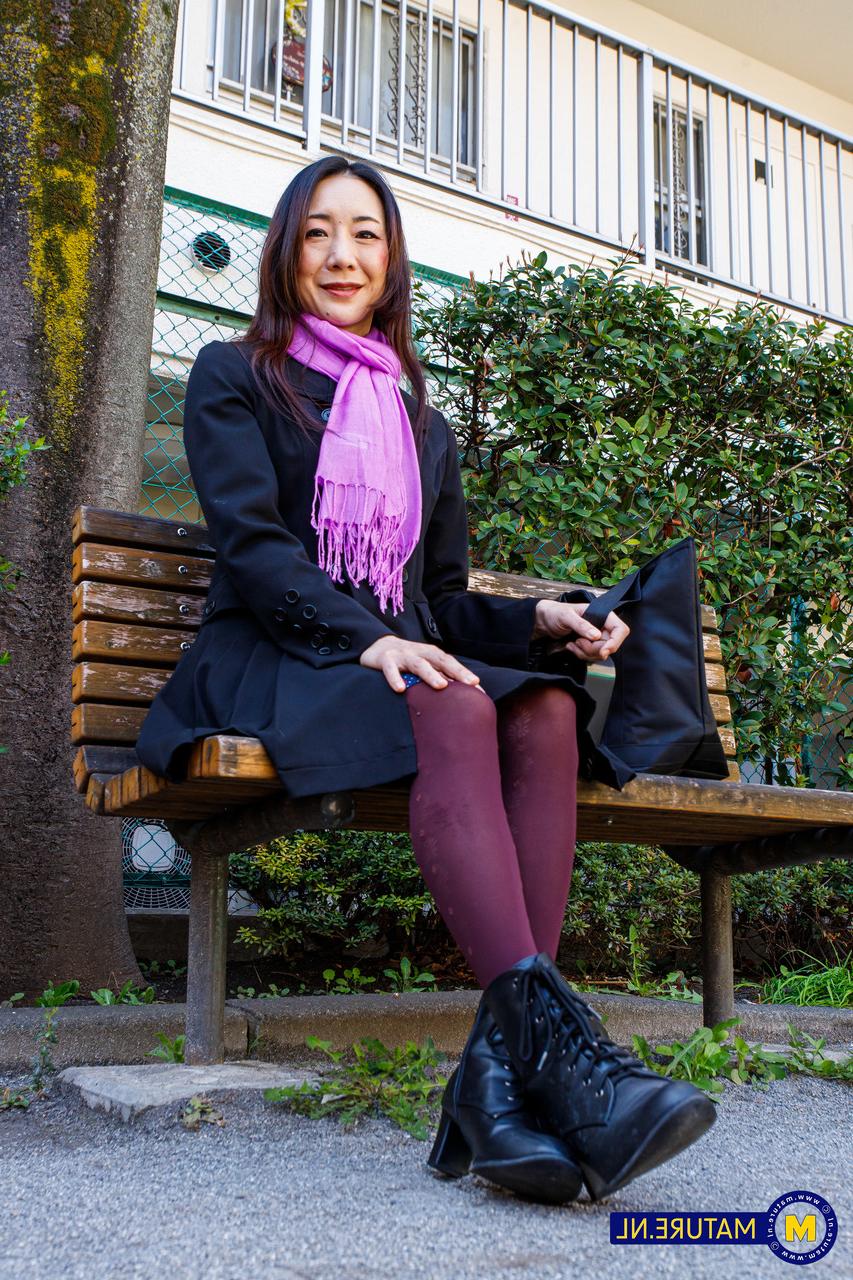 20P 美しい日本の熟女、若林美保が公共の場でかわいい衣装でポーズをとる