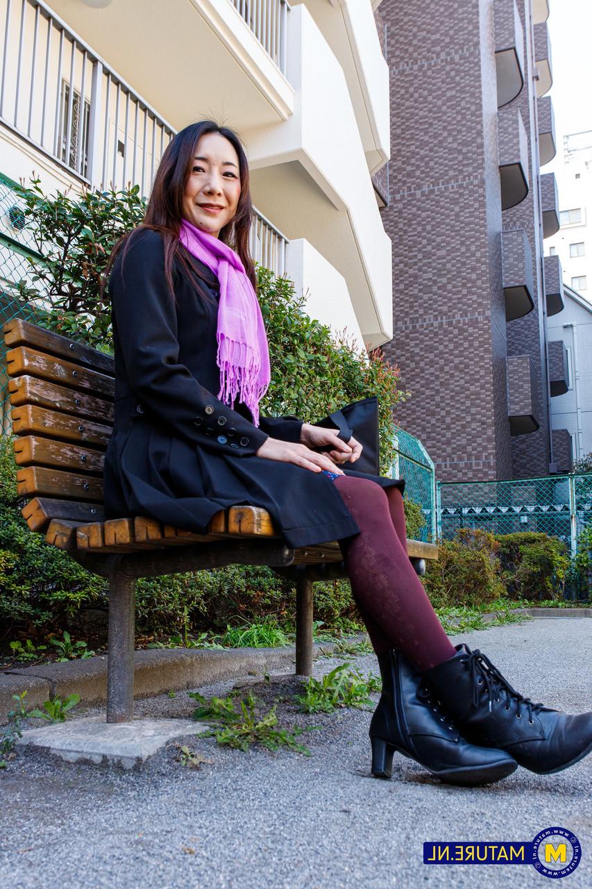 20P 美しい日本の熟女、若林美保が公共の場でかわいい衣装でポーズをとる