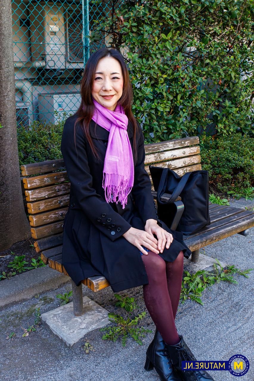20P 美しい日本の熟女、若林美保が公共の場でかわいい衣装でポーズをとる