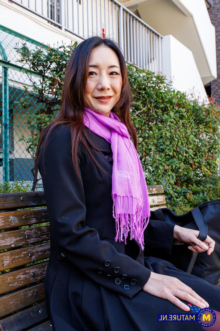 20P 美しい日本の熟女、若林美保が公共の場でかわいい衣装でポーズをとる