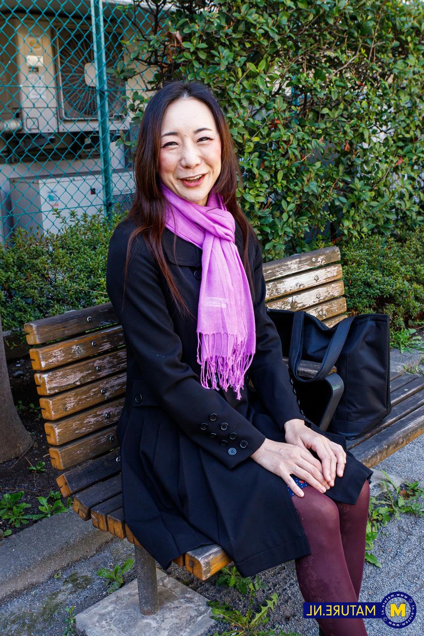 20P 美しい日本の熟女、若林美保が公共の場でかわいい衣装でポーズをとる