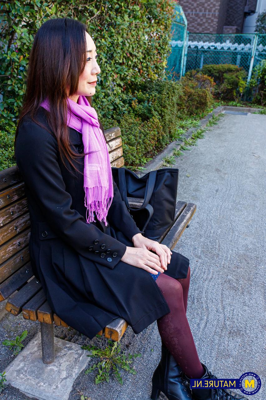 20P 美しい日本の熟女、若林美保が公共の場でかわいい衣装でポーズをとる