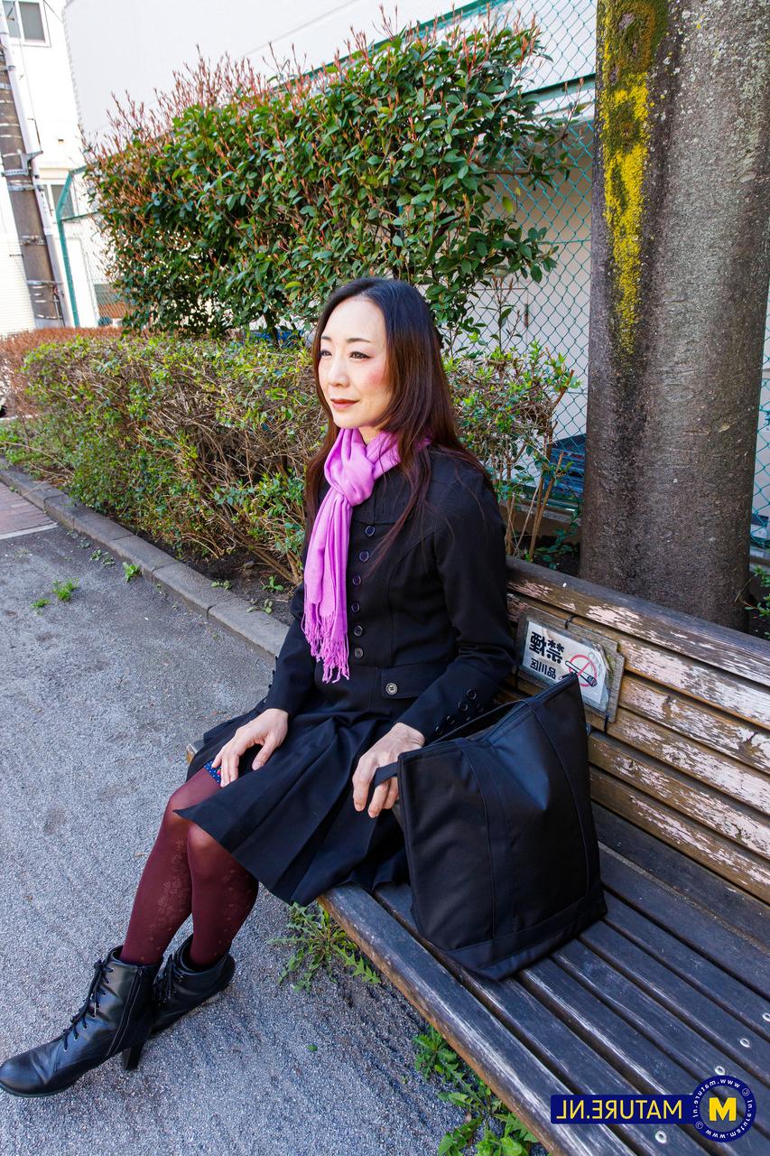 20P 美しい日本の熟女、若林美保が公共の場でかわいい衣装でポーズをとる