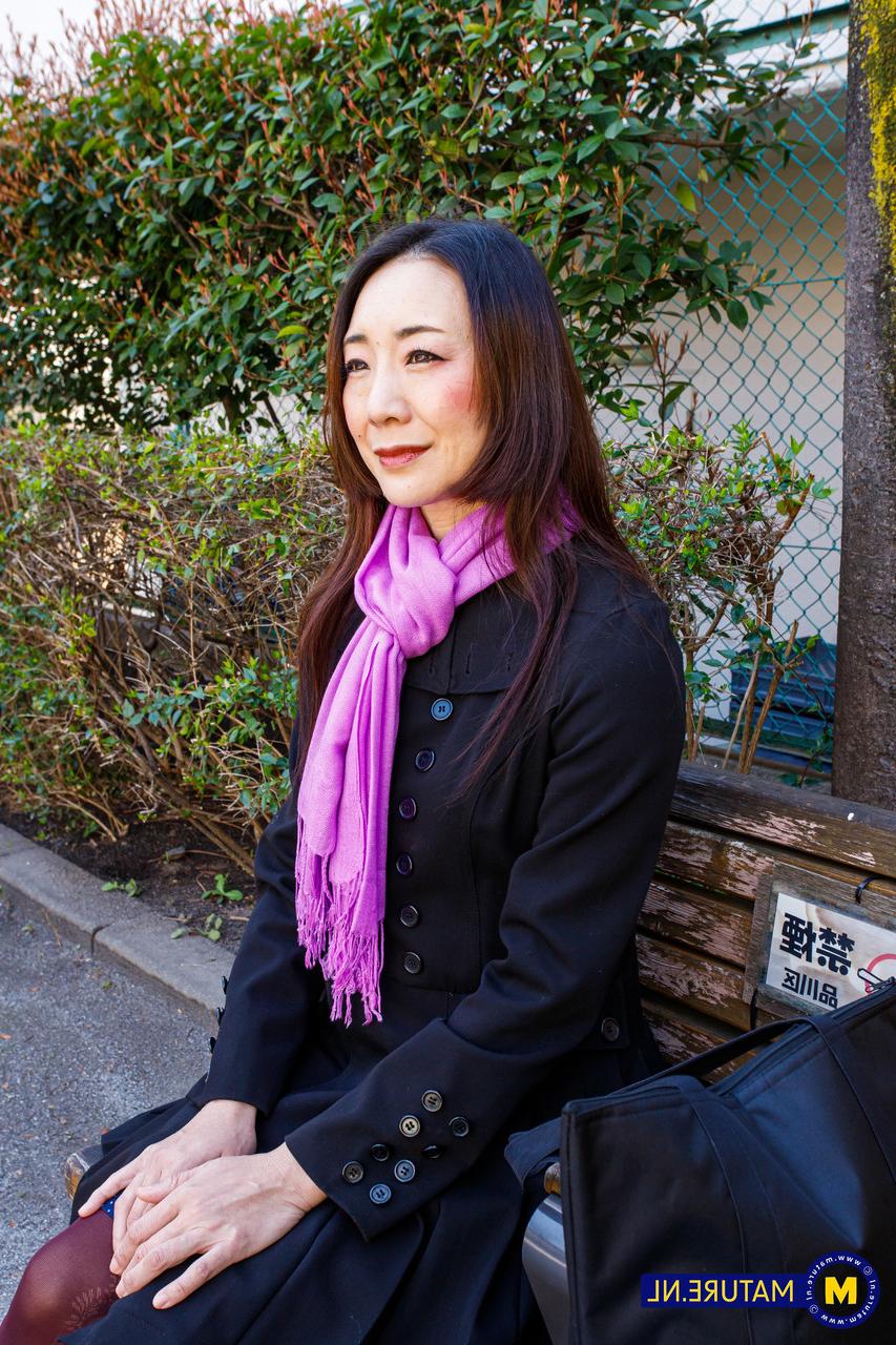 20P 美しい日本の熟女、若林美保が公共の場でかわいい衣装でポーズをとる